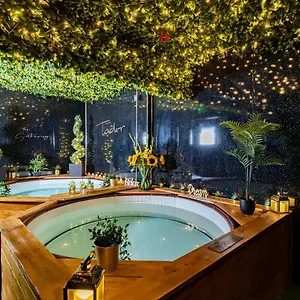 Apartment The Tudor Gathering - Events Groups - Up To 30 - Hot Tub, Chester